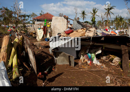 Daanbantayan, Cebu, Filippine. Decimo Nov, 2013. Una casa è ancora in rovina completamente distrutta dalla forza del tifone Haiyan. © Galleria immagini2/Alamy Live News Foto Stock