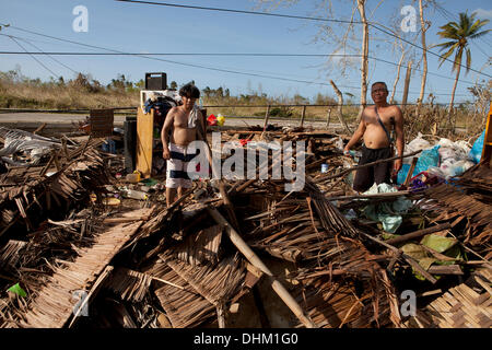 Daanbantayan, Cebu, Filippine. Decimo Nov, 2013. Un completamente livellate home - questa famiglia ricerca di tutto ciò che può essere recuperato. © Galleria immagini2/Alamy Live News Foto Stock