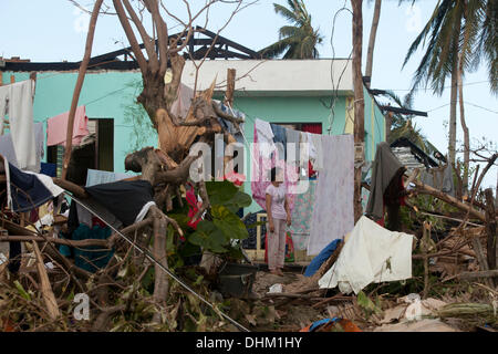 Daanbantayan, Cebu, Filippine. Decimo Nov, 2013. Tra le rovine delle loro case persone solo affrontando il miglior modo possibile. © Galleria immagini2/Alamy Live News Foto Stock