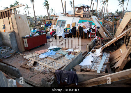 Daanbantayan, Cebu, Filippine. Decimo Nov, 2013. I resti di una struttura in legno casa in Barangay Maya,Daanbantayan,Cebu. © Galleria immagini2/Alamy Live News Foto Stock