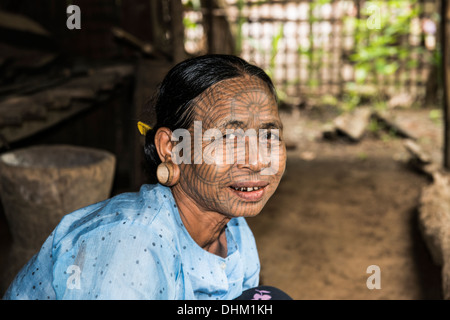 "Ragno web' tatuato mento della donna nel suo villaggio. Foto Stock