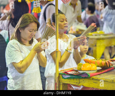 Incenso di illuminazione per buona fortuna al Festival vegetariano a Bangkok, in Thailandia Foto Stock