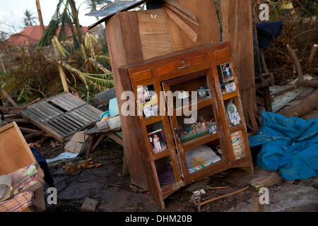 Daanbantayan, Cebu, Filippine. Decimo Nov, 2013. Barangay Maya,Daanbantayan,Cebu. Un disfacimento armadio contenente gli artefatti di personale. © Galleria immagini2/Alamy Live News Foto Stock