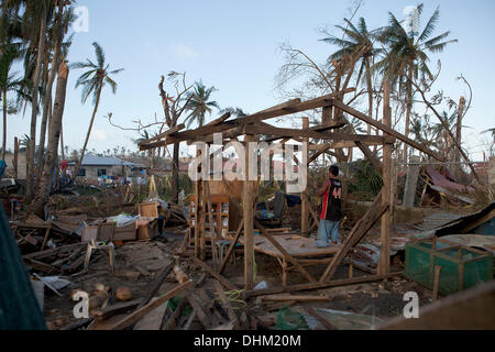 Daanbantayan, Cebu, Filippine. Decimo Nov, 2013. Barangay Maya,Daanbantayan,Cebu. Sulle rovine della sua casa questo uomo inizia a ricostruire. © Galleria immagini2/Alamy Live News Foto Stock