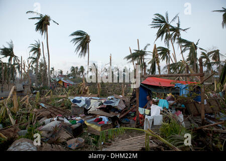 Daanbantayan, Cebu, Filippine. Decimo Nov, 2013. Distruzione di tutti intorno a lungo la strada Daanbantayan al Porto di Maya,Daanbantayan,Cebu © Galleria immagini2/Alamy Live News Foto Stock