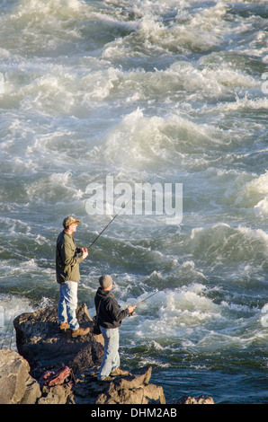 I pescatori sulle rocce a Great Falls State Park, Virginia/Maryland Foto Stock