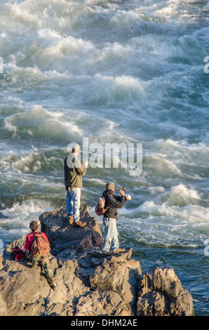 I pescatori sulle rocce a Great Falls State Park, Virginia/Maryland Foto Stock