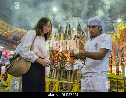 Accendendo candele per buona fortuna al Festival vegetariano a Bangkok, in Thailandia Foto Stock