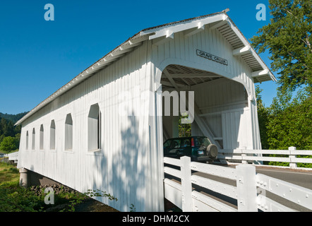 Grave Creek ponte coperto, valle soleggiata, Oregon, edificato nel 1920 Foto Stock