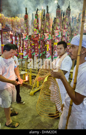 Incenso di illuminazione per buona fortuna al Festival vegetariano a Bangkok, in Thailandia Foto Stock