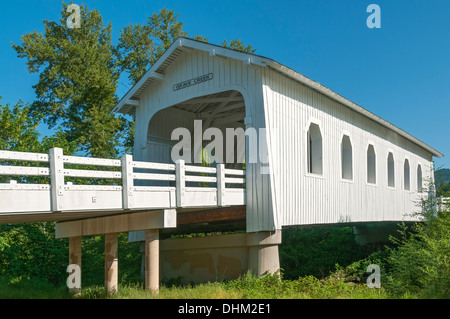 Grave Creek ponte coperto, valle soleggiata, Oregon, edificato nel 1920 Foto Stock