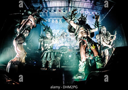 Toronto, Ontario, Canada. Xii Nov, 2013. Amwrican satirico di heavy metal band GWAR esegue al Phoenix Theatre di Toronto Credit: Igor Vidyashev/ZUMAPRESS.com/Alamy Live News Foto Stock