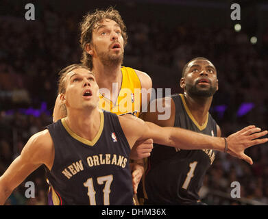 Los Angeles, California, USA. Xii Nov, 2013. New Orleans Pellicani Lou Amundsn e Tireke Evans proteggere il cesto contro Los Lakers Pau Gasol durante la prima metà del gioco al Staples Center di Los Angeles, California 0n martedì 12 novembre 2013.ARMANDO ARORIZO. © Armando Arorizo/Prensa Internacional/ZUMAPRESS.com/Alamy Live News Foto Stock