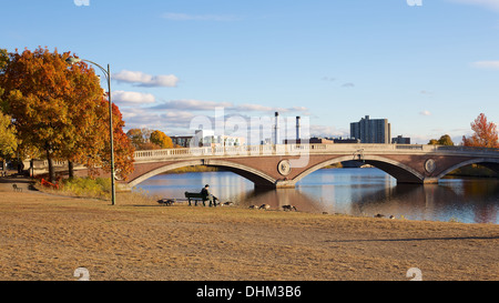 Rientrano nel pomeriggio a settimane passerella sulle rive del fiume Charles in Cambridge, MA, Stati Uniti d'America il 3 novembre 2013. Foto Stock