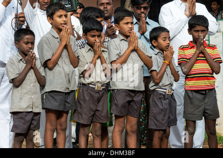 Rural Indian School ragazzi cantano canti devozionali in Sri Sathya Sai Baba outreach mobile al servizio dell'ospedale. Andhra Pradesh, India. Foto Stock