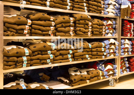 Natale pullover in Primark store. Inghilterra, Regno Unito Foto Stock