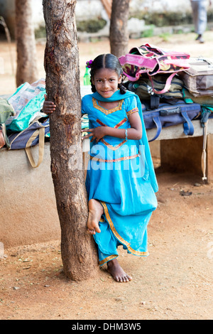 Rurale villaggio indiano School girl in piedi da un albero in una classe esterna. Andhra Pradesh, India Foto Stock