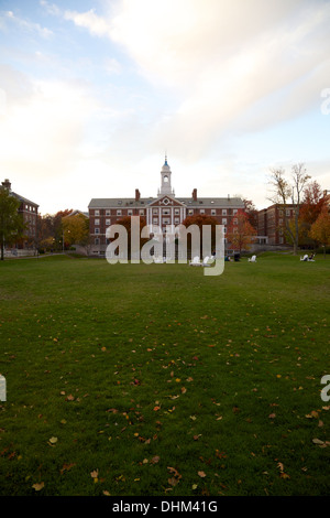 Visualizzare attraverso lo storico Radcliffe College del quadrangolo su Harvard University campus a Cambridge, MA, Stati Uniti d'America nel novembre 2013. Foto Stock