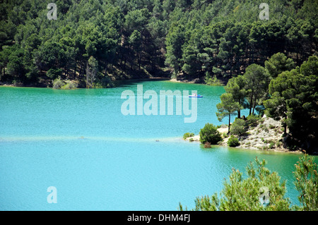 Vista su Conde Guadalhorce serbatoio (Embalse de Conde Guadalhorce), vicino a Ardales, provincia di Malaga, Andalusia, Spagna. Foto Stock