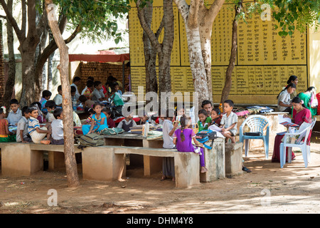 Rurale villaggio indiano i bambini a scuola in una classe esterna. Andhra Pradesh, India Foto Stock