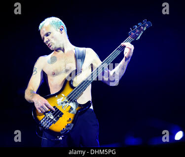 Flea, aka Michael Peter Balzary Red Hot Chili Peppers esegue presso la Air Canada Centre durante il "sto con il vostro tour". Toronto, Canada - 27.04.12 Foto Stock