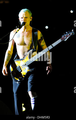 Flea, aka Michael Peter Balzary Red Hot Chili Peppers esegue presso la Air Canada Centre durante il "sto con il vostro tour". Toronto, Canada - 27.04.12 Foto Stock