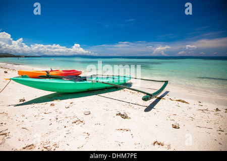 Piccola barca sulla spiaggia di sabbia bianca spiaggia tropicale Foto Stock