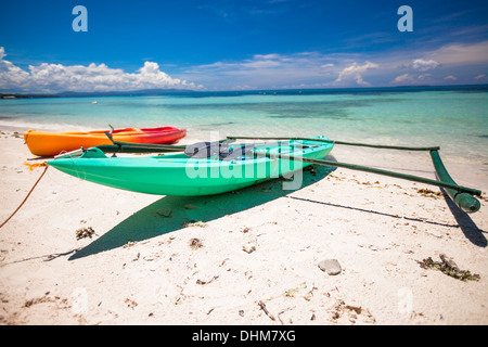 Piccola barca sulla spiaggia di sabbia bianca spiaggia tropicale Foto Stock