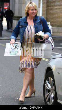 Fern Britton lasciando il canale 5 Studios di Londra - Inghilterra - 30.04.12 Foto Stock