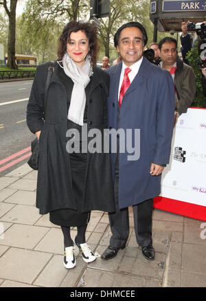 Meera Syal e Sanjeev Bhaskar South Bank Sky Arts Awards 2012 - all'esterno degli arrivi presso il Dorchester Londra Inghilterra - 01.05.12 Foto Stock