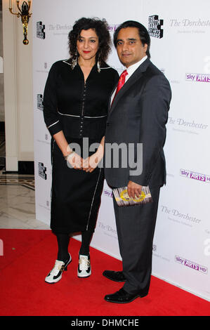 Meera Syal e Sanjeev Bhaskar South Bank Sky Arts Awards presso il Dorchester Hotel di arrivi - Londra, Inghilterra - 01.05.12 Foto Stock