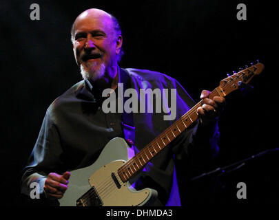 Praga, Repubblica Ceca. Xii Nov, 2013. Jazz americano chitarrista e compositore John Scofield eseguita dal vivo con il suo progetto Ueberjam nel Teatro Archa a Praga, nella Repubblica ceca il 12 novembre 2013. (CTK foto/Zdenek Pridal) © CTK/Alamy Live News Foto Stock