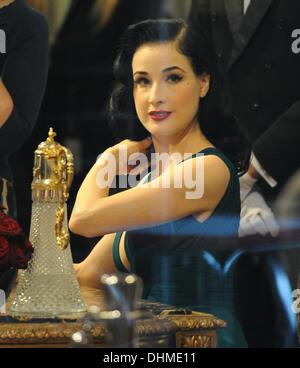 Dita Von Teese firma autografi durante il suo debutto di profumo al lancio di Liberty of London, England - 01.05.12 Foto Stock