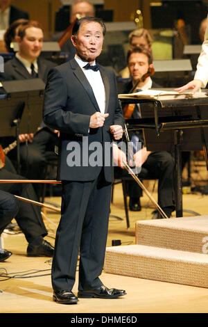 George Takei ospite dell'Orchestra sinfonica di Toronto è fantascienza spettacolare al Roy Thomson Hall. Toronto, Canada - 01.05.12 Foto Stock