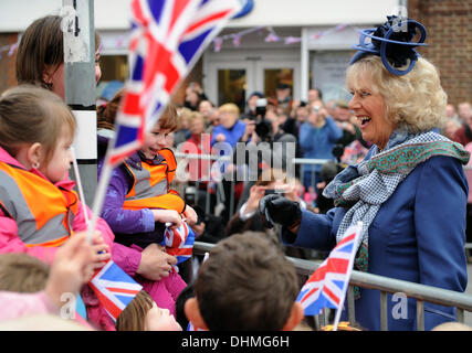 Aria onorario Commodore, Camilla, duchessa di Cornovaglia riceve la libertà di Thame a nome della RAF Halton Thame, Inghilterra - 02.05.12 **Non disponibile per la pubblicazione in Francia. Disponibile per la pubblicazione nel resto del mondo** obbligatorio di credito: Zak Hussein/WENN.com Foto Stock