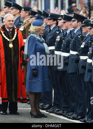 Aria onorario Commodore, Camilla, duchessa di Cornovaglia riceve la libertà di Thame a nome della RAF Halton Thame, Inghilterra - 02.05.12 **Non disponibile per la pubblicazione in Francia. Disponibile per la pubblicazione nel resto del mondo** obbligatorio di credito: Zak Hussein/WENN.com Foto Stock