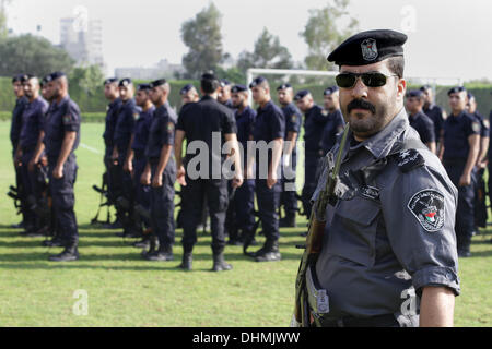 La città di Gaza, Striscia di Gaza, Territori palestinesi . 14 gen 2009. I membri delle forze di sicurezza palestinesi marzo lungo le strade di Gaza City il 13 novembre 2013, alla vigilia del primo anniversario di un esercito israeliano operazione che è stata varata dopo l uccisione di top militari palestinesi comandante Ahmed Jaabari in un attacco aereo. Il novembre 2012 combattimenti tra Israele e militanti palestinesi nella striscia di Gaza è durato una settimana ed è costato la vita ad almeno 136 palestinesi e cinque israeliani Credito: Mohammed Asad/immagini APA/ZUMAPRESS.com/Alamy Live News Foto Stock