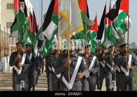 La città di Gaza, Striscia di Gaza, Territori palestinesi . 14 gen 2009. I membri delle forze di sicurezza palestinesi marzo lungo le strade di Gaza City il 13 novembre 2013, alla vigilia del primo anniversario di un esercito israeliano operazione che è stata varata dopo l uccisione di top militari palestinesi comandante Ahmed Jaabari in un attacco aereo. Il novembre 2012 combattimenti tra Israele e militanti palestinesi nella striscia di Gaza è durato una settimana ed è costato la vita ad almeno 136 palestinesi e cinque israeliani Credito: Mohammed Asad/immagini APA/ZUMAPRESS.com/Alamy Live News Foto Stock