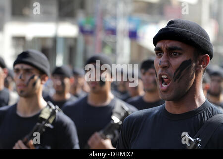 La città di Gaza, Striscia di Gaza, Territori palestinesi . 14 gen 2009. I membri delle forze di sicurezza palestinesi marzo lungo le strade di Gaza City il 13 novembre 2013, alla vigilia del primo anniversario di un esercito israeliano operazione che è stata varata dopo l uccisione di top militari palestinesi comandante Ahmed Jaabari in un attacco aereo. Il novembre 2012 combattimenti tra Israele e militanti palestinesi nella striscia di Gaza è durato una settimana ed è costato la vita ad almeno 136 palestinesi e cinque israeliani Credito: Mohammed Asad/immagini APA/ZUMAPRESS.com/Alamy Live News Foto Stock