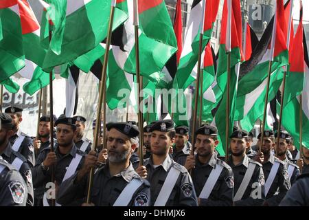 La città di Gaza, Striscia di Gaza, Territori palestinesi . 14 gen 2009. I membri delle forze di sicurezza palestinesi marzo lungo le strade di Gaza City il 13 novembre 2013, alla vigilia del primo anniversario di un esercito israeliano operazione che è stata varata dopo l uccisione di top militari palestinesi comandante Ahmed Jaabari in un attacco aereo. Il novembre 2012 combattimenti tra Israele e militanti palestinesi nella striscia di Gaza è durato una settimana ed è costato la vita ad almeno 136 palestinesi e cinque israeliani Credito: Mohammed Asad/immagini APA/ZUMAPRESS.com/Alamy Live News Foto Stock