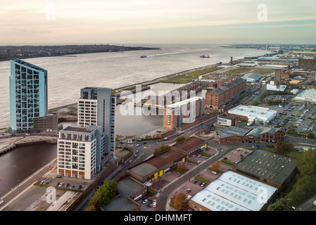 Fiume Mersey al tramonto con la nave IOMSP HSC Manannan che arriva oltre i moli Nord. Foto Stock