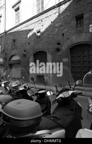 Linea di ciclomotori i vicoli, Firenze, Italia Foto Stock