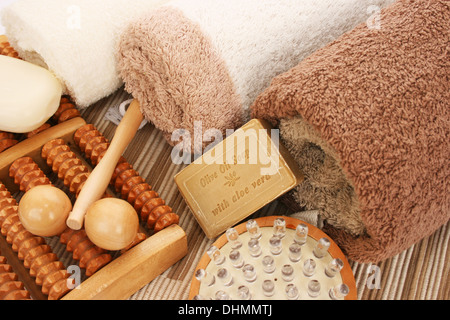 Asciugamani e spa impostato su sfondo mat. Foto Stock