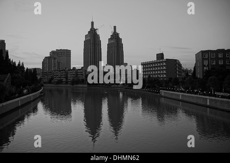 Twin edifici in costruzione a Shanghai in Cina Foto Stock