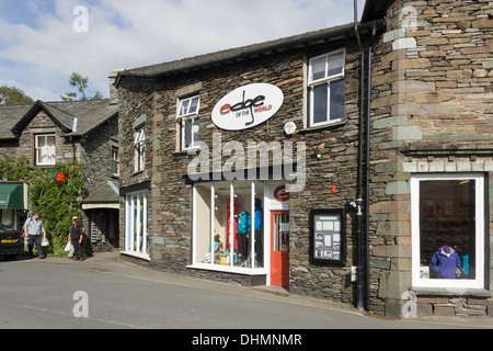 'Edge del mondo' outdoor negozio di abbigliamento a Grasmere, Cumbria. Uno di una piccola catena di Lake District outdoor negozi di attrezzature. Foto Stock