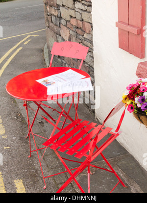 Rosso brillante tavolo e sedie al di fuori di Heidi è Grasmere Lodge cafe a Grasmere Cumbria, nel Lake District inglese. Foto Stock