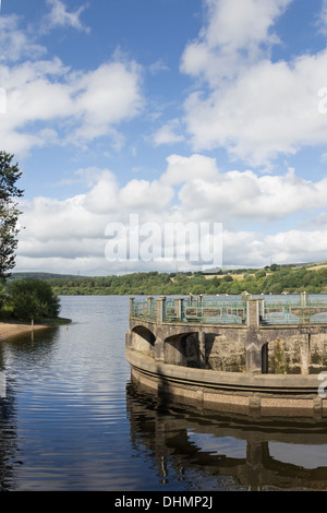 Overflow, all'estremità sud del serbatoio Wayoh, Edgworth, Lancashire che alimenta la metà di Bolton è acqua potabile. Foto Stock