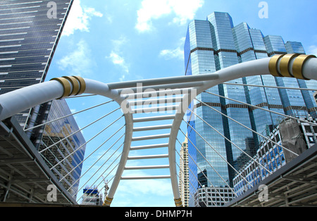 Il cavalcavia a camminare attraverso l'intersezione e collegamento tra il cielo il treno e il bus rapid transit in Bangkok Foto Stock