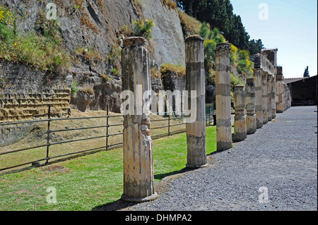 Fila di colonne a Ercolano Foto Stock