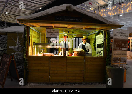 Londra REGNO UNITO 13 Nov 2013 : aprire la cerimonia della Ideal Home Show mostra centinaia di cucina, bagno, arredamento per la casa o giardino, gadget, Cibo, moda. host di celebrità e seminari di esperti a Earls Court a Londra. Foto Stock